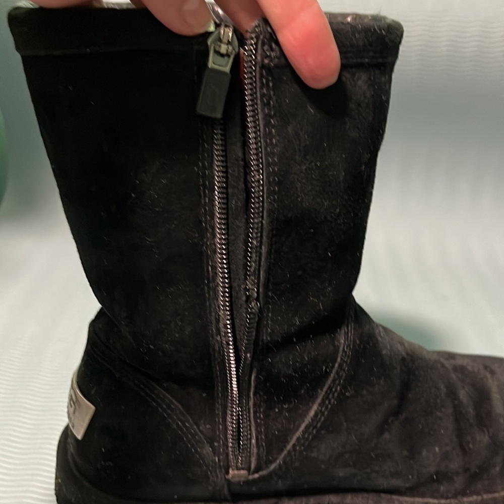 Ugg Size 7 - image 7